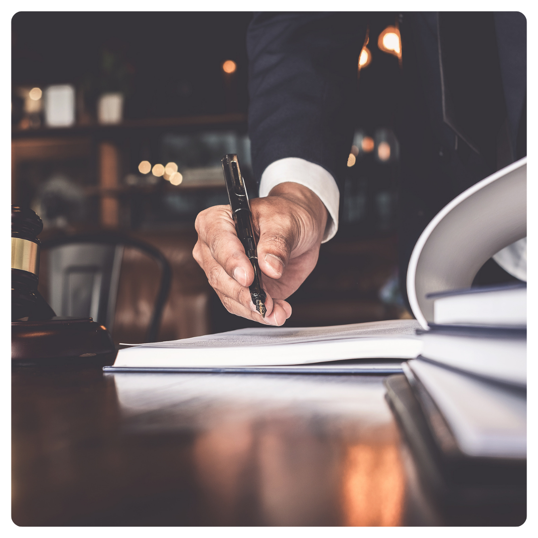 Signature de documents au cabinet